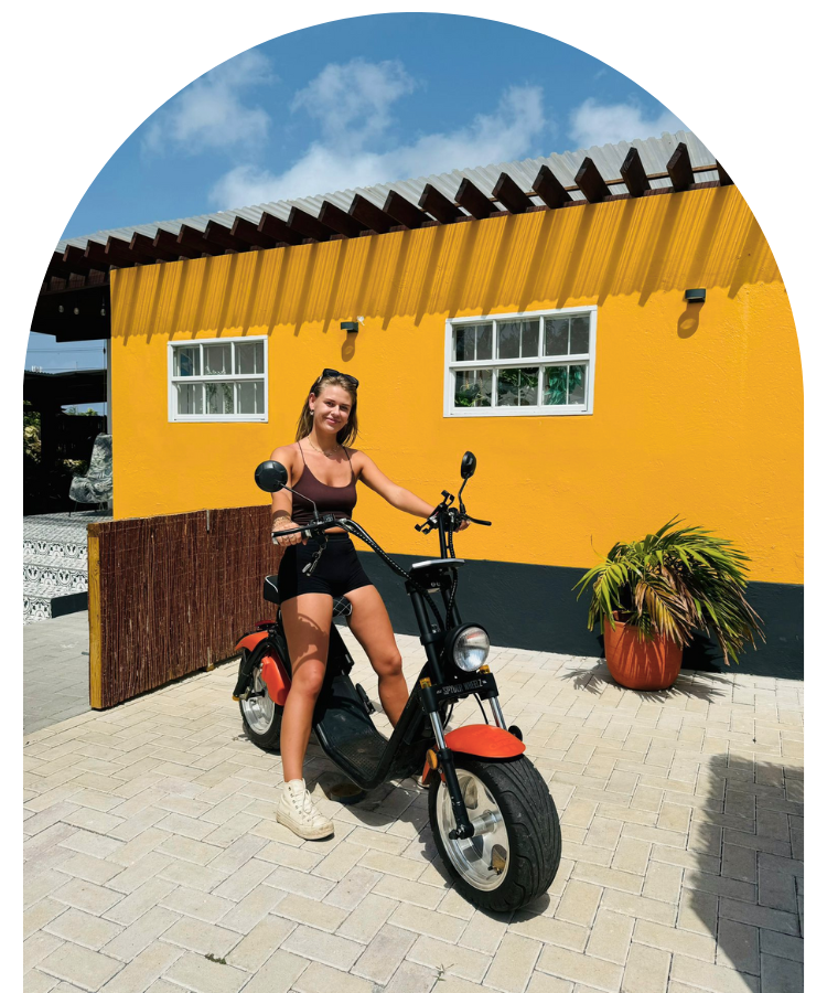 Kim Maassen op scooter