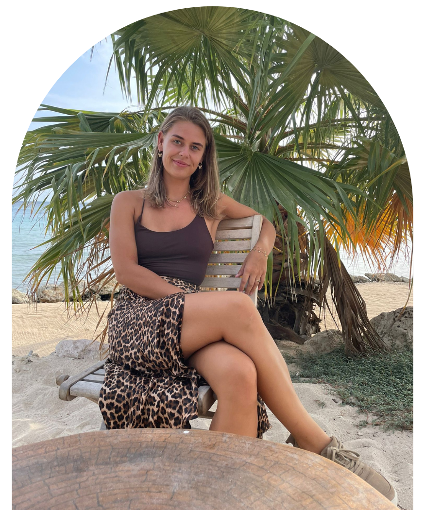 Kim op stoel in Curaçao